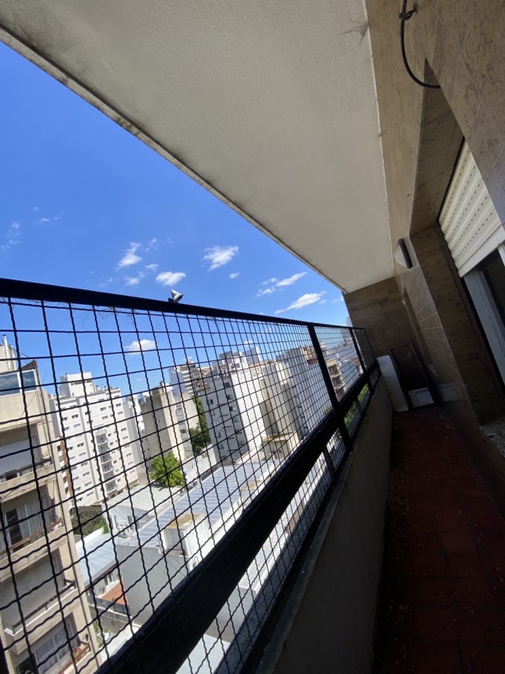 TRES AMBIENTES A LA CALLE CON BALCON SALIENTE