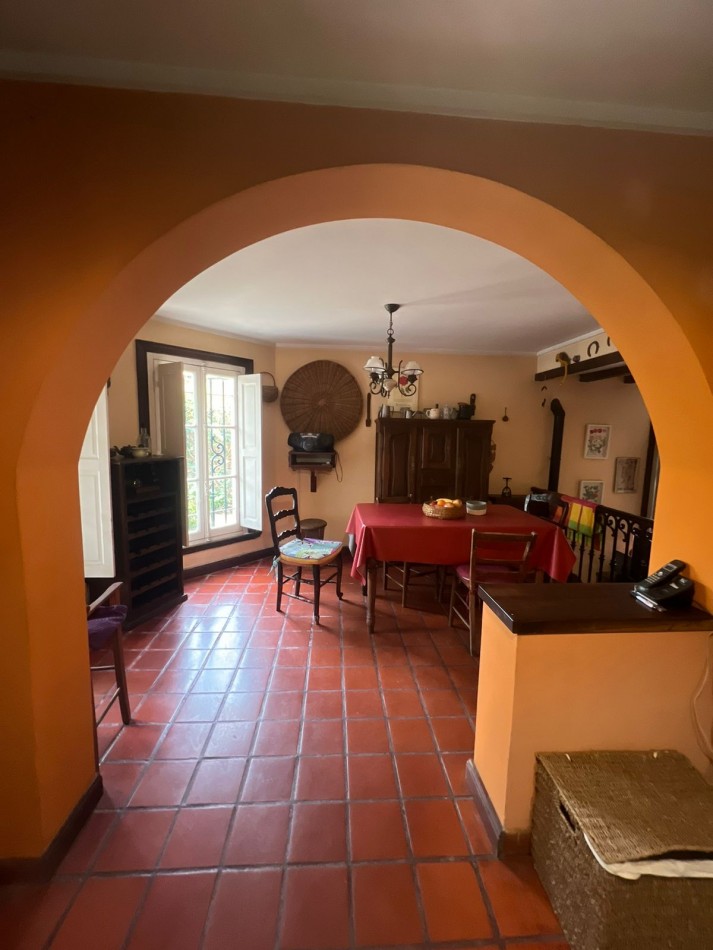 VENTA - CASA DE ESTILO - CINCO AMBIENTES - LA PERLA