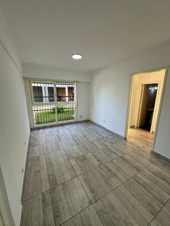  Oportunidad!!. Venta de muy lindo Dpto 3 ambientes reciclado en Planta Baja c/ espacio de Cochera