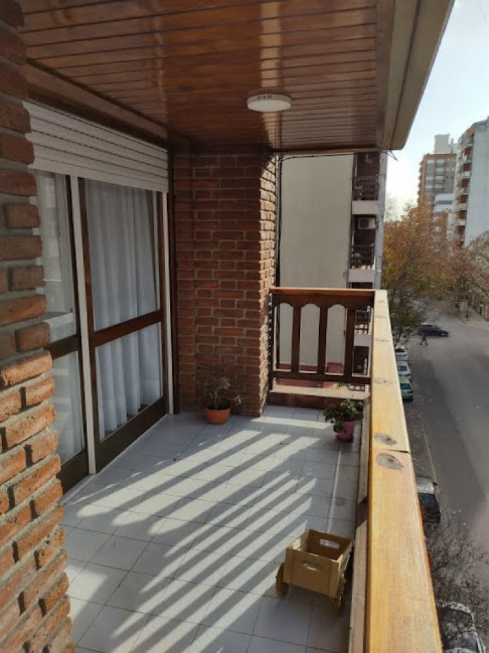  DEPARTAMENTO DE 5 AMBIENTES CON DEPENDENCIA Y CON COCHERA EN LA PERLA