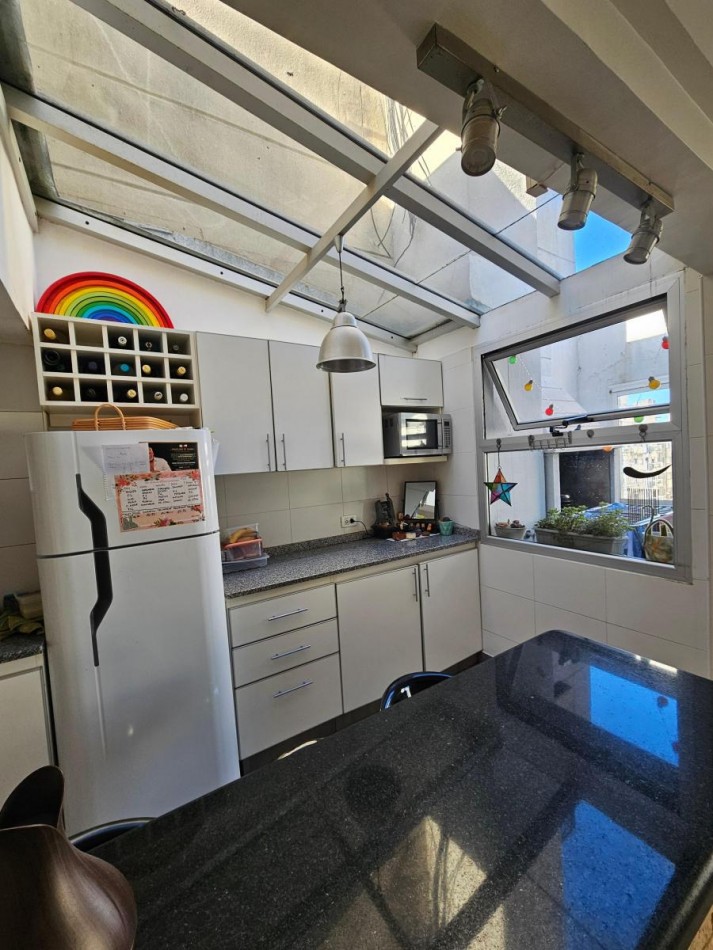 Semipiso 3 amb con doble balcon al frente y patio con parrilla en Plaza Mitre