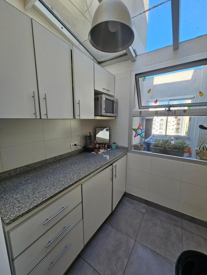 Semipiso 3 amb con doble balcon al frente y patio con parrilla en Plaza Mitre