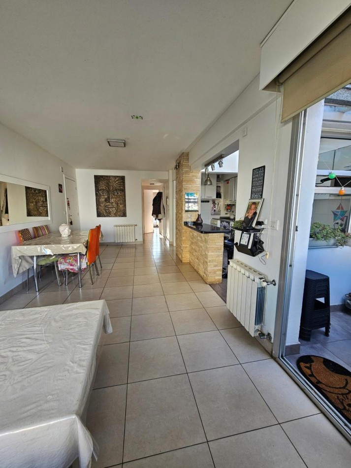 Semipiso 3 amb con doble balcon al frente y patio con parrilla en Plaza Mitre