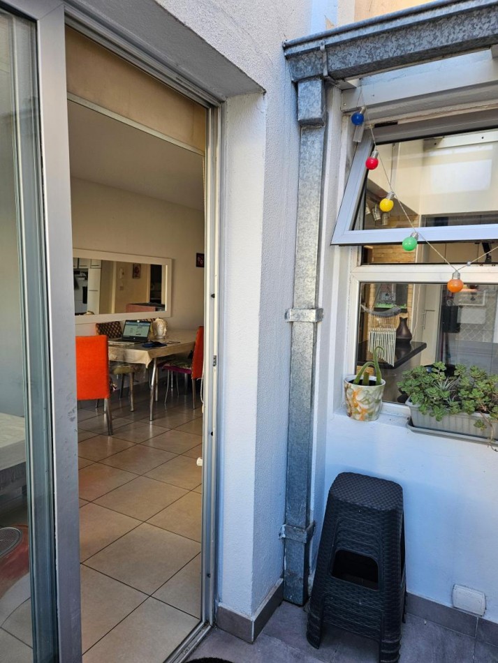 Semipiso 3 amb con doble balcon al frente y patio con parrilla en Plaza Mitre