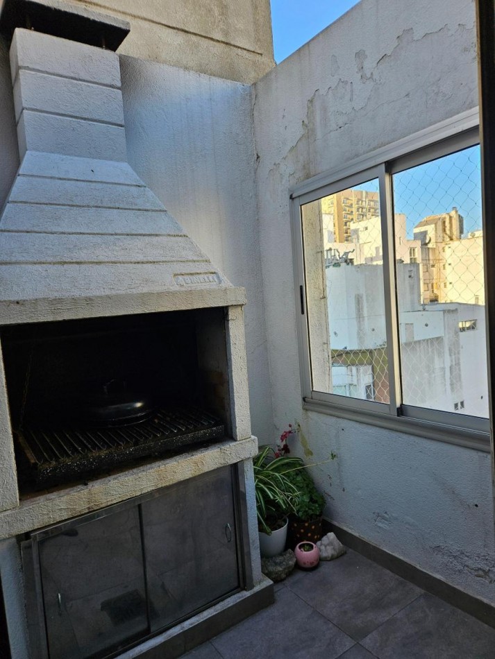 Semipiso 3 amb con doble balcon al frente y patio con parrilla en Plaza Mitre