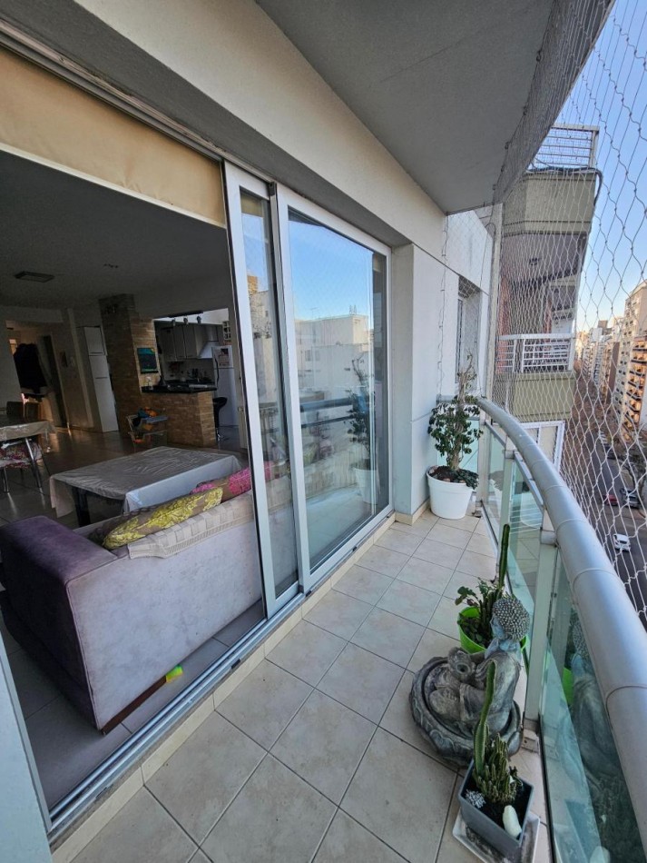 Semipiso 3 amb con doble balcon al frente y patio con parrilla en Plaza Mitre