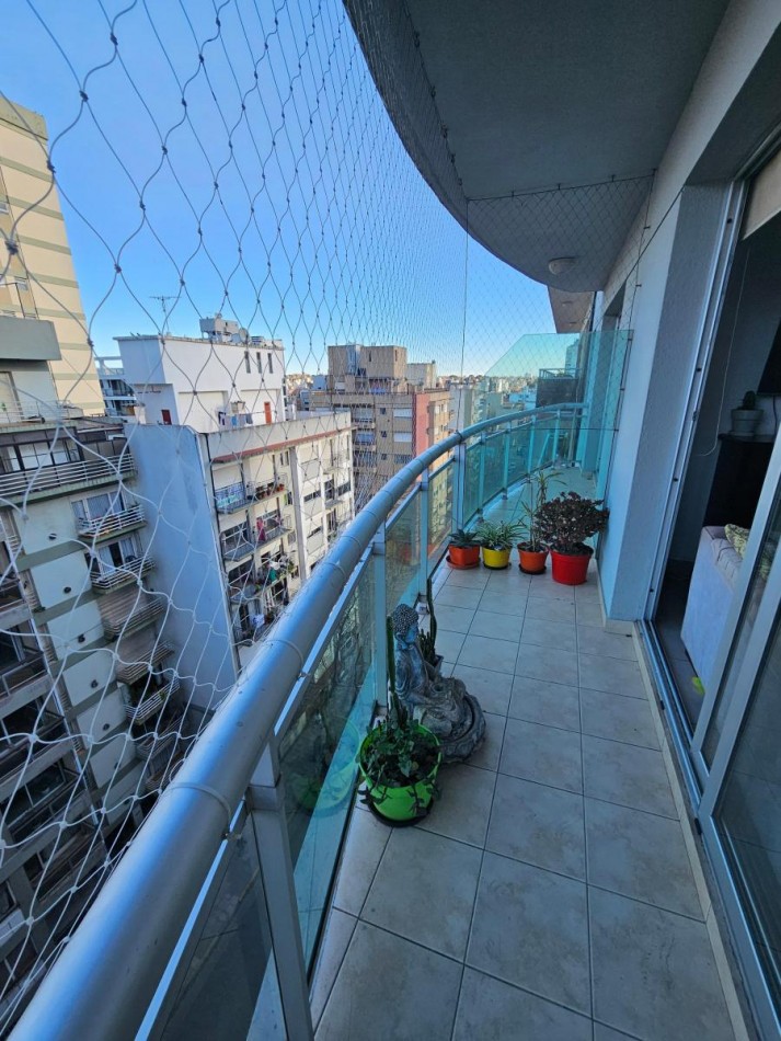 Semipiso 3 amb con doble balcon al frente y patio con parrilla en Plaza Mitre