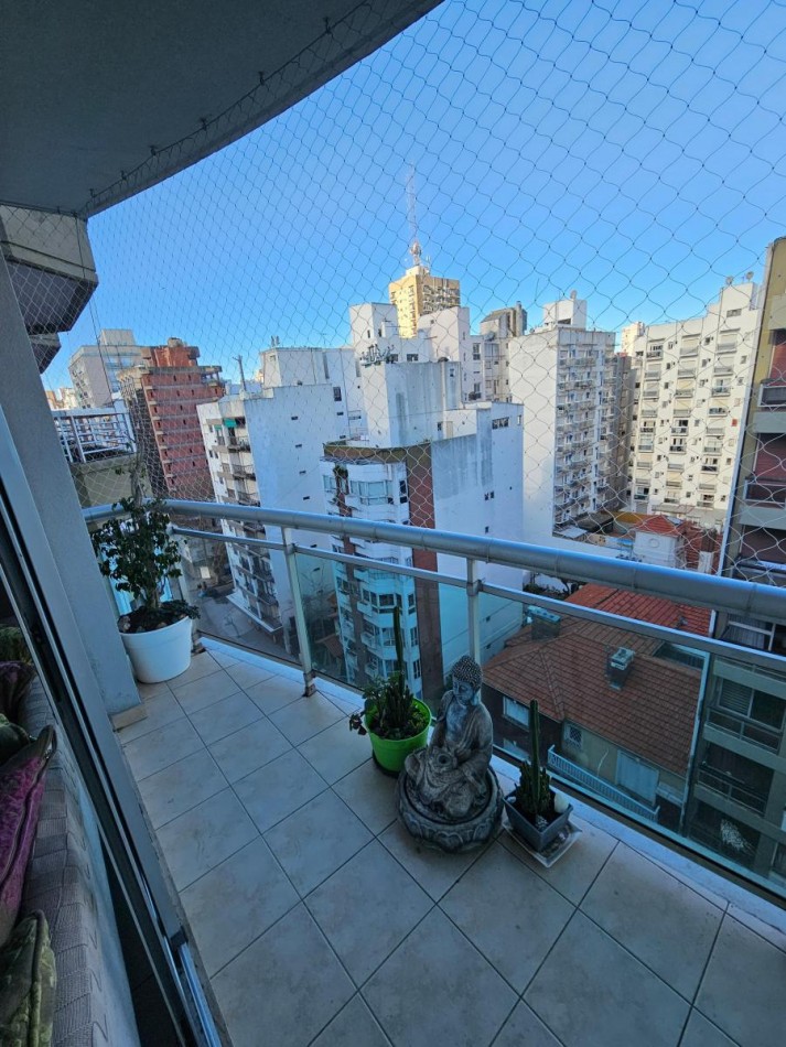 Semipiso 3 amb con doble balcon al frente y patio con parrilla en Plaza Mitre