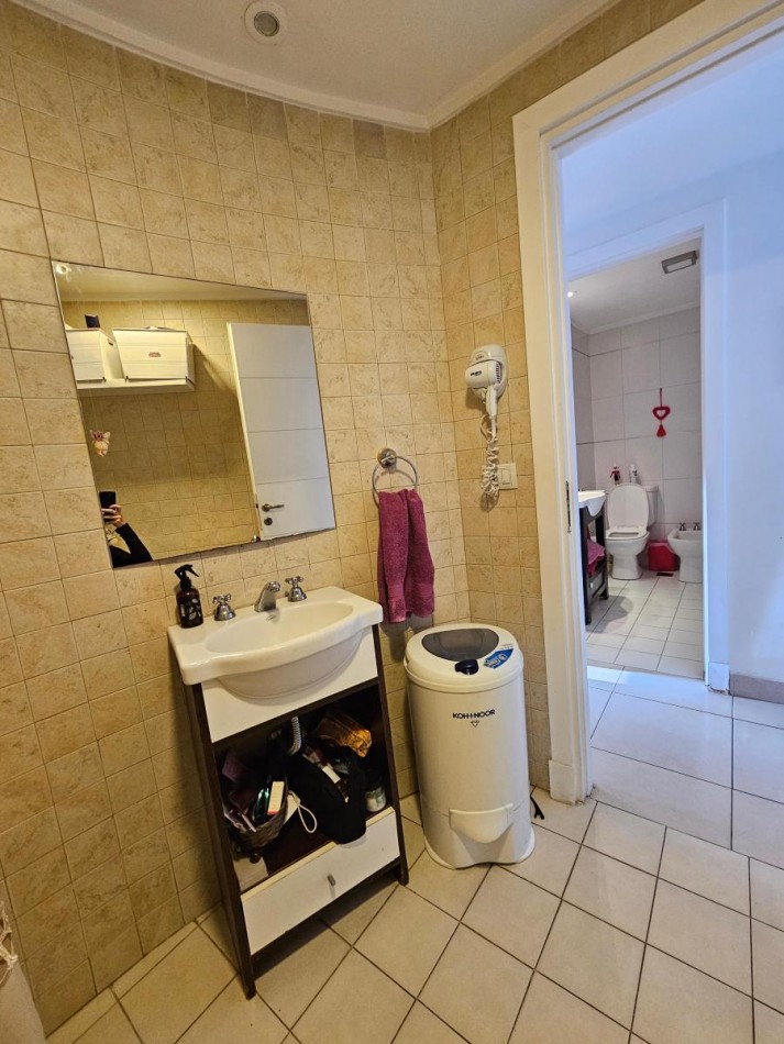 Semipiso 3 amb con doble balcon al frente y patio con parrilla en Plaza Mitre
