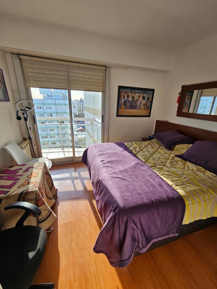 Semipiso 3 amb con doble balcon al frente y patio con parrilla en Plaza Mitre