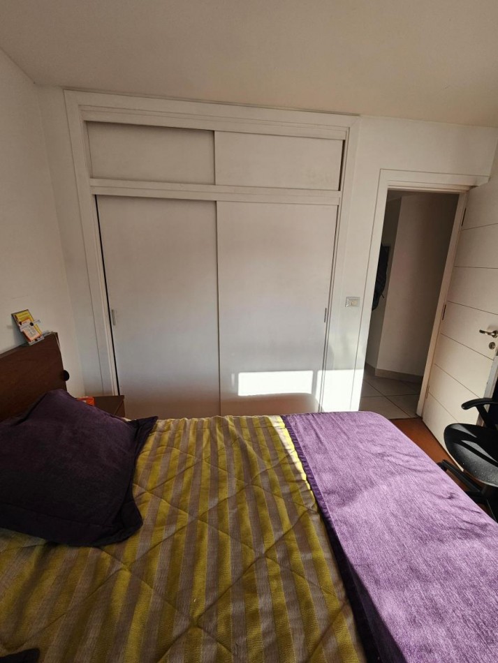 Semipiso 3 amb con doble balcon al frente y patio con parrilla en Plaza Mitre
