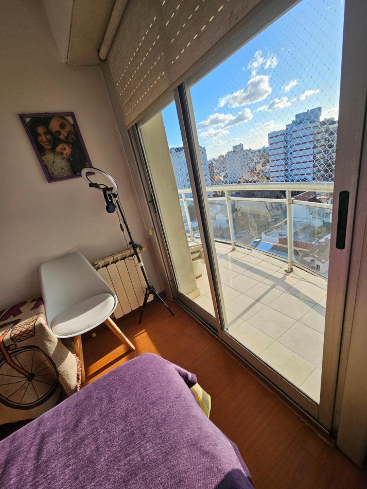 Semipiso 3 amb con doble balcon al frente y patio con parrilla en Plaza Mitre