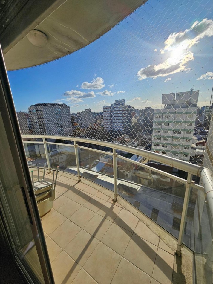 Semipiso 3 amb con doble balcon al frente y patio con parrilla en Plaza Mitre