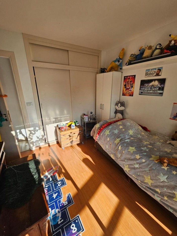 Semipiso 3 amb con doble balcon al frente y patio con parrilla en Plaza Mitre