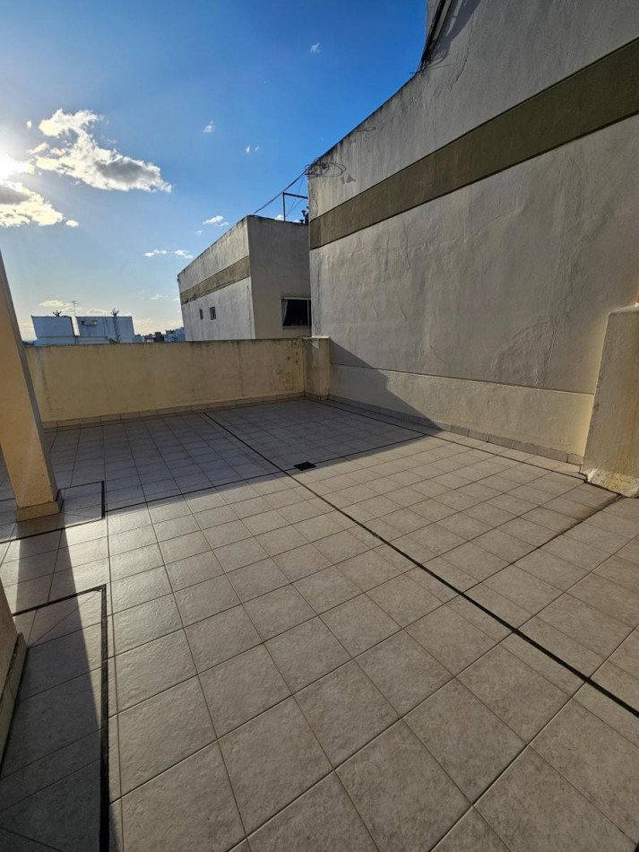 Semipiso 3 amb con doble balcon al frente y patio con parrilla en Plaza Mitre