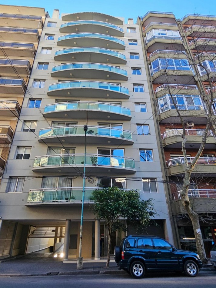 Semipiso 3 amb con doble balcon al frente y patio con parrilla en Plaza Mitre