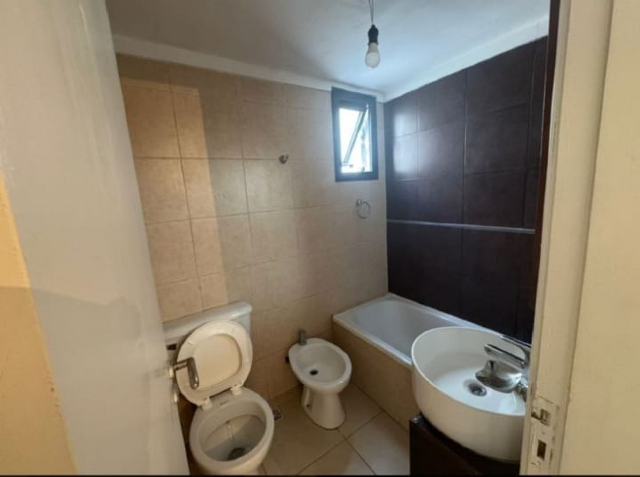 Excelente OPORTUNIDAD!!. Venta dpto de dos ambientes en PB c/ cochera. 