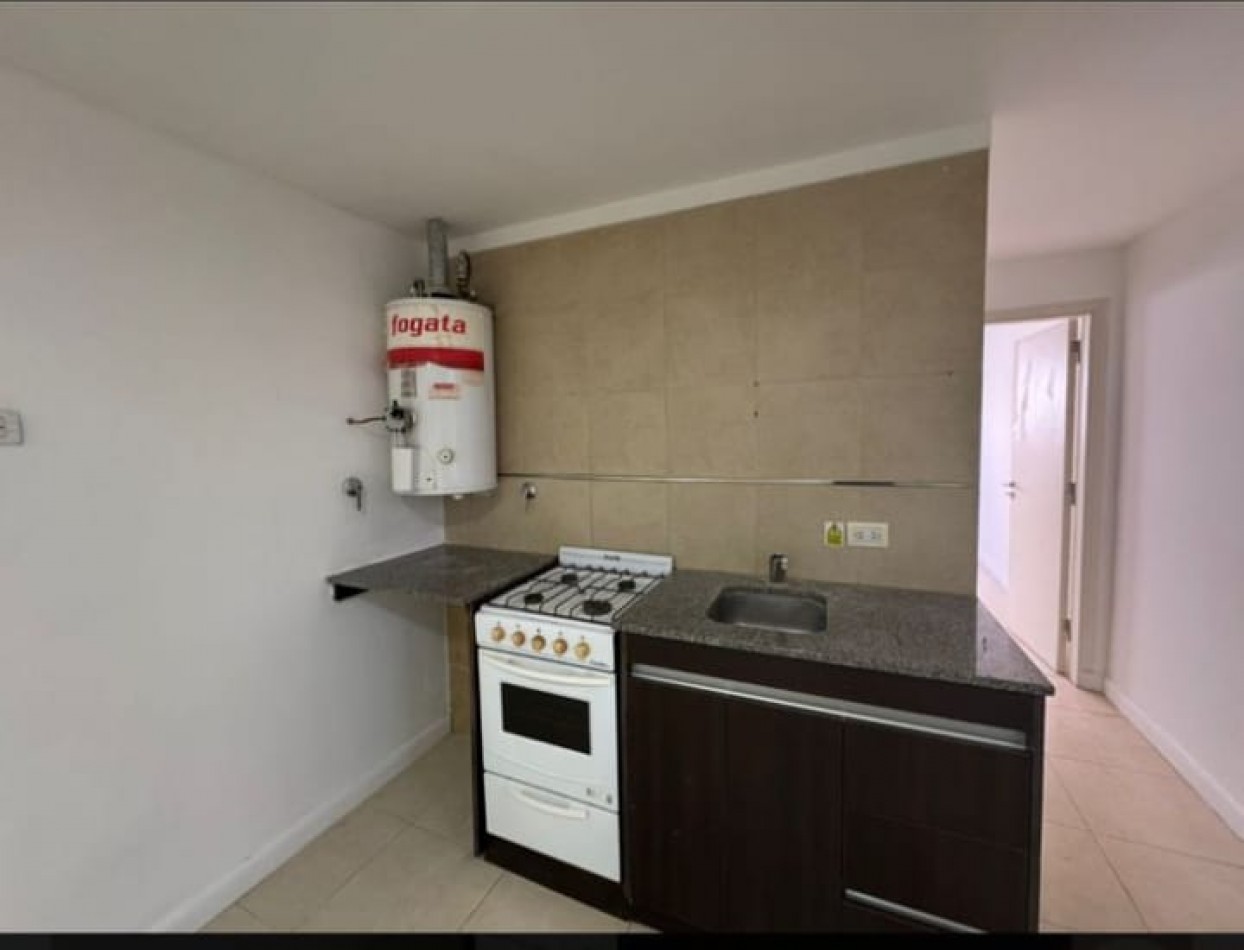 Excelente OPORTUNIDAD!!. Venta dpto de dos ambientes en PB c/ cochera. 