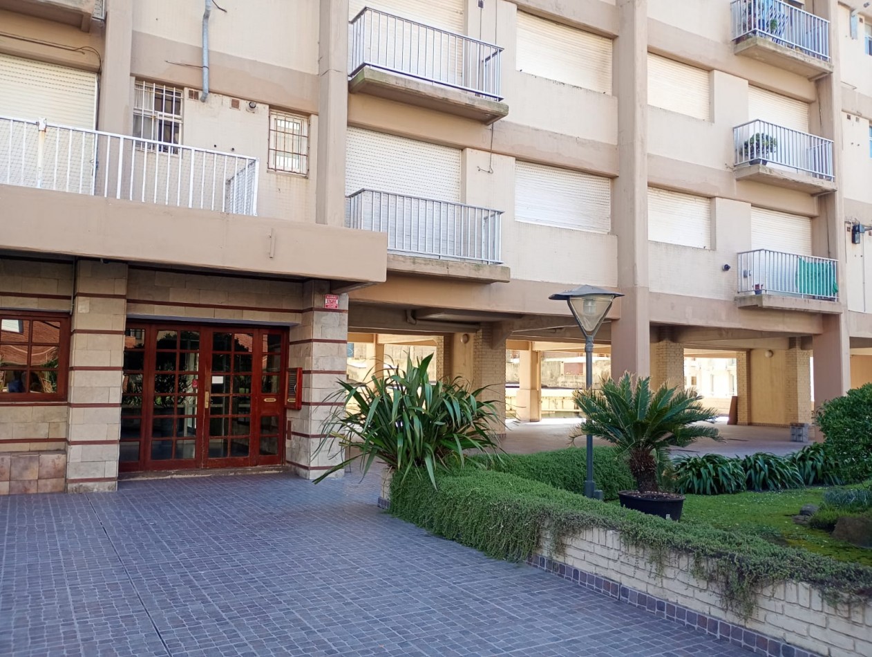 Oportunidad!! Venta dpto dos ambientes c/cochera, en Varese. Plena vista al mar. 