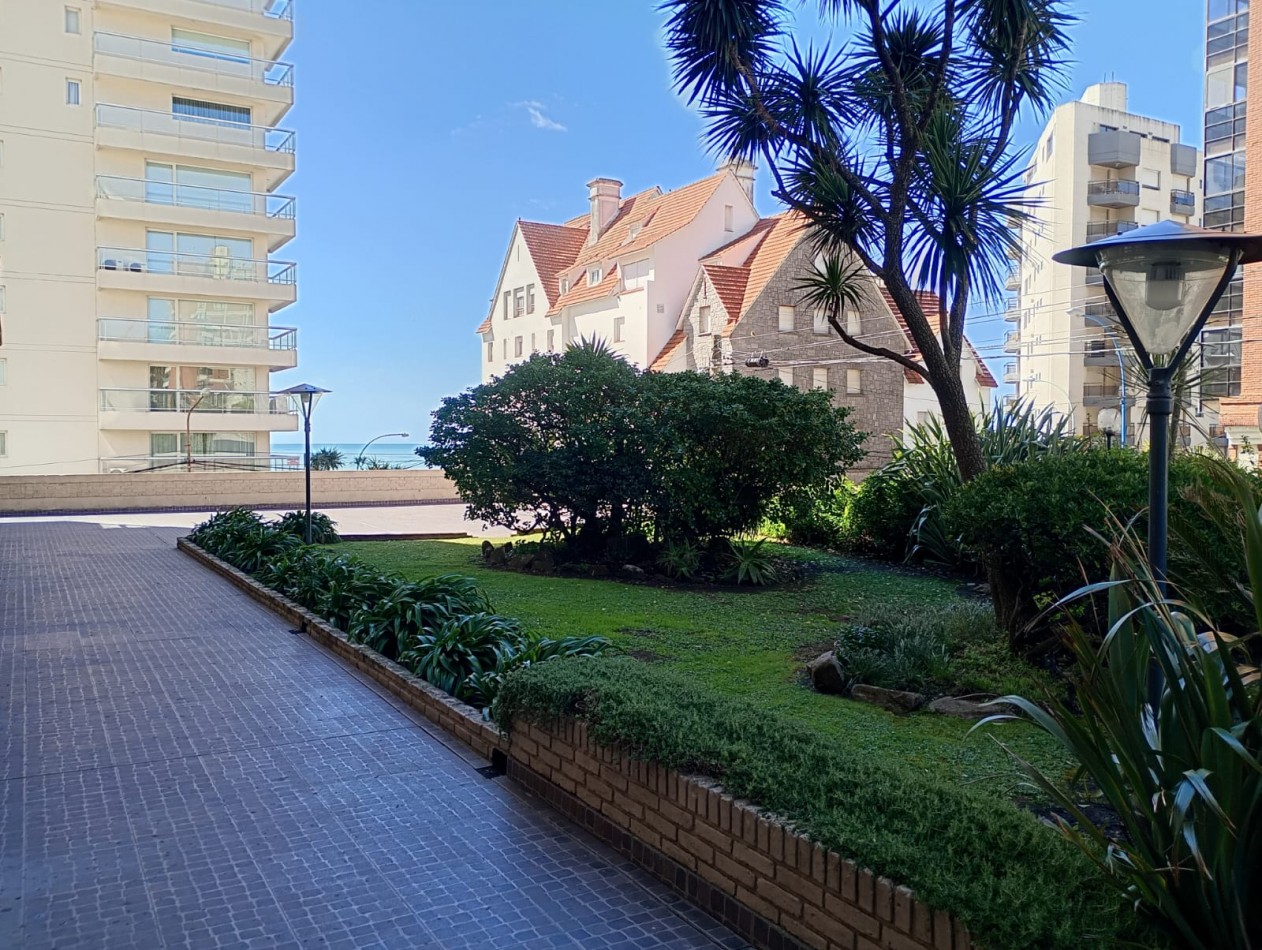 Oportunidad!! Venta dpto dos ambientes c/cochera, en Varese. Plena vista al mar. 