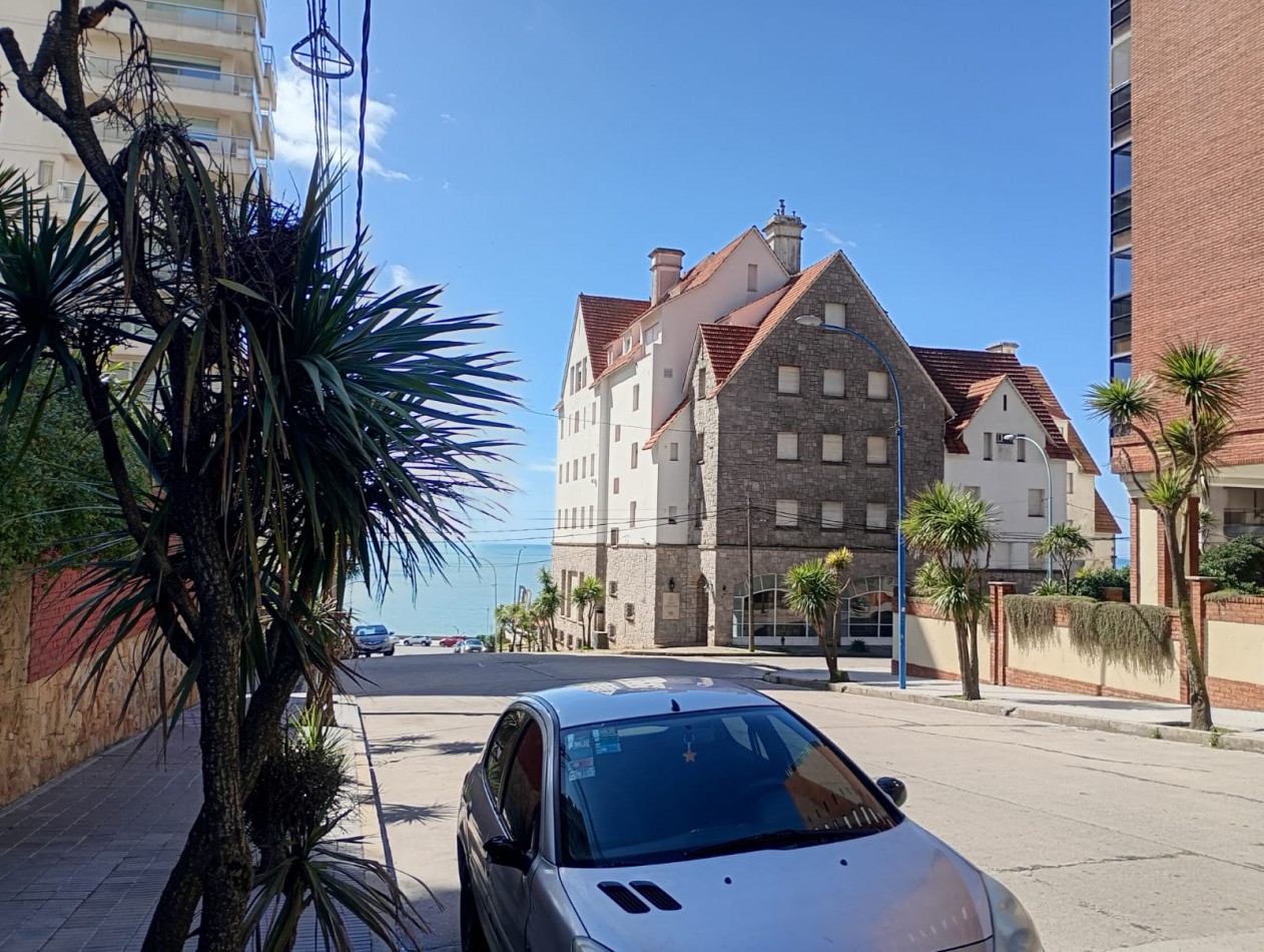 Oportunidad!! Venta dpto dos ambientes c/cochera, en Varese. Plena vista al mar. 