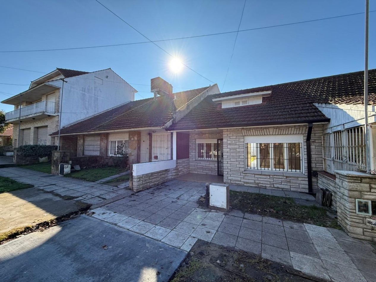 OPORTUNIDAD!!!  Venta de excelente Ph a la calle,  totalmente independiente  de 3 ambientes  c/ dependencia y parque. Completamente Reciclado. Punta Mogotes.