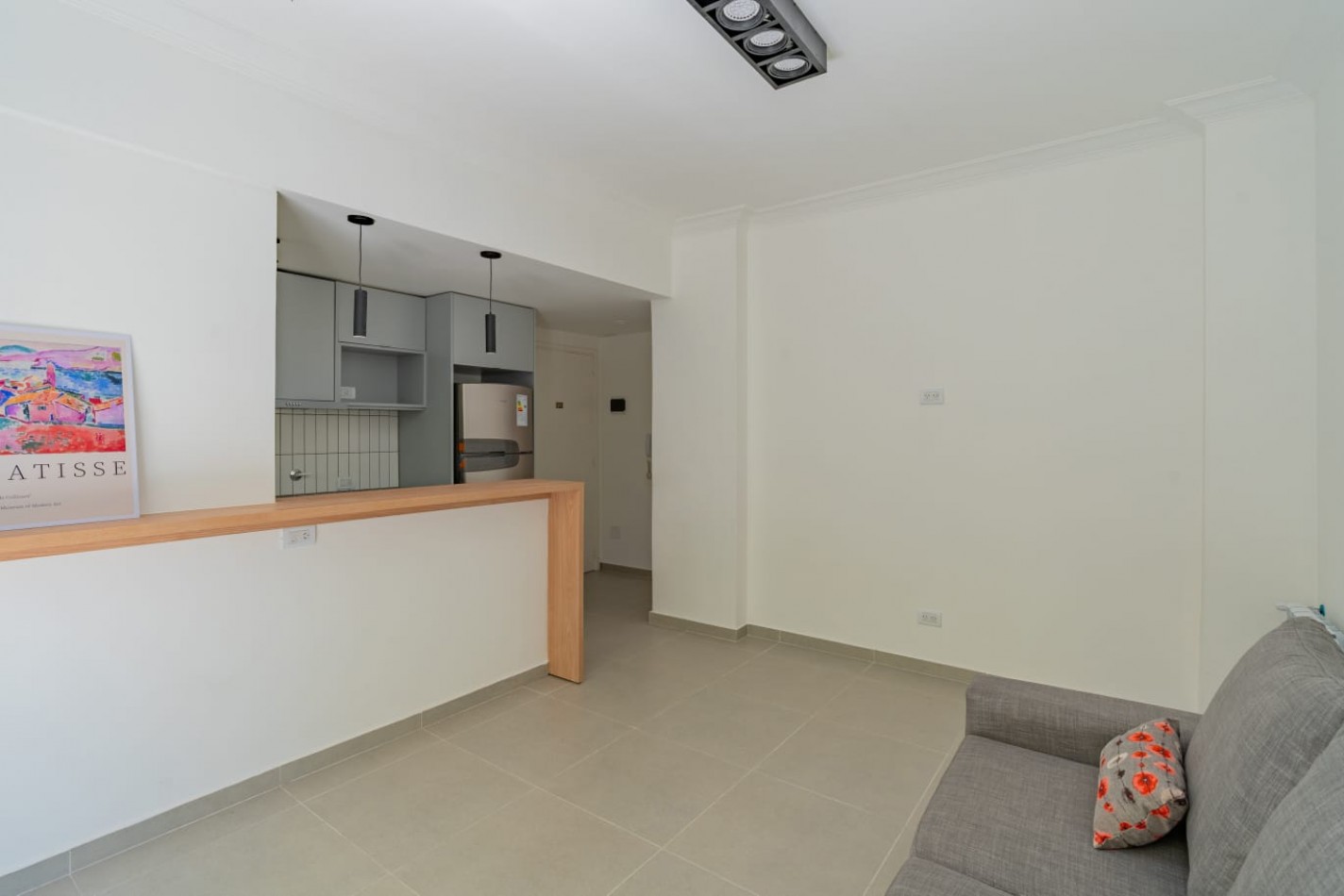 Venta dpto tres ambientes a frente c/ balcon saliente. Falucho al 1700