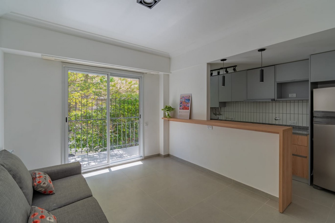 Venta dpto tres ambientes a frente c/ balcon saliente. Falucho al 1700