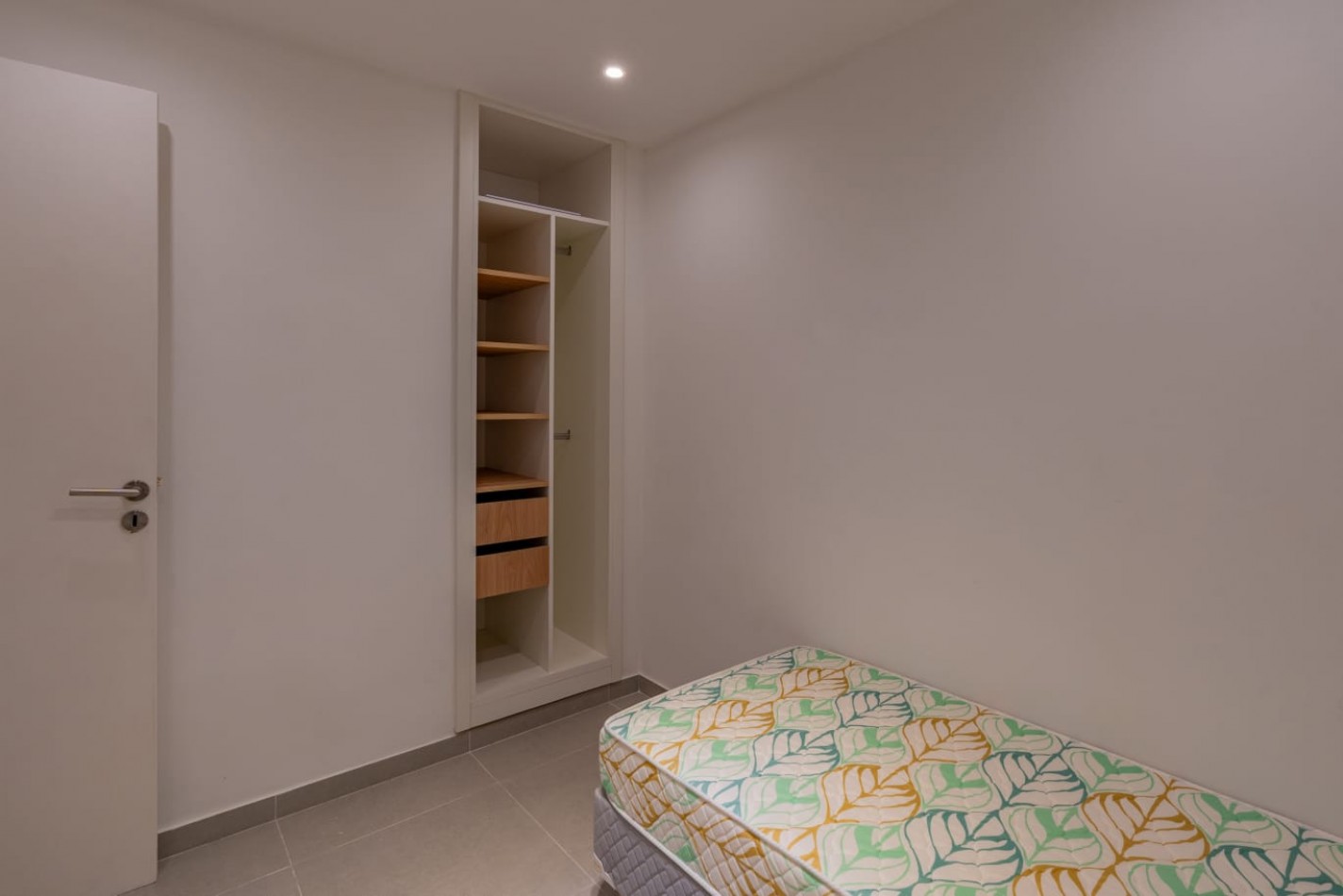 Venta dpto tres ambientes a frente c/ balcon saliente. Falucho al 1700