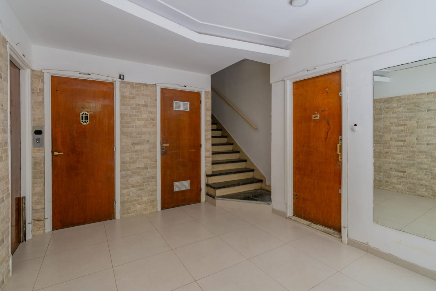 Venta dpto tres ambientes a frente c/ balcon saliente. Falucho al 1700