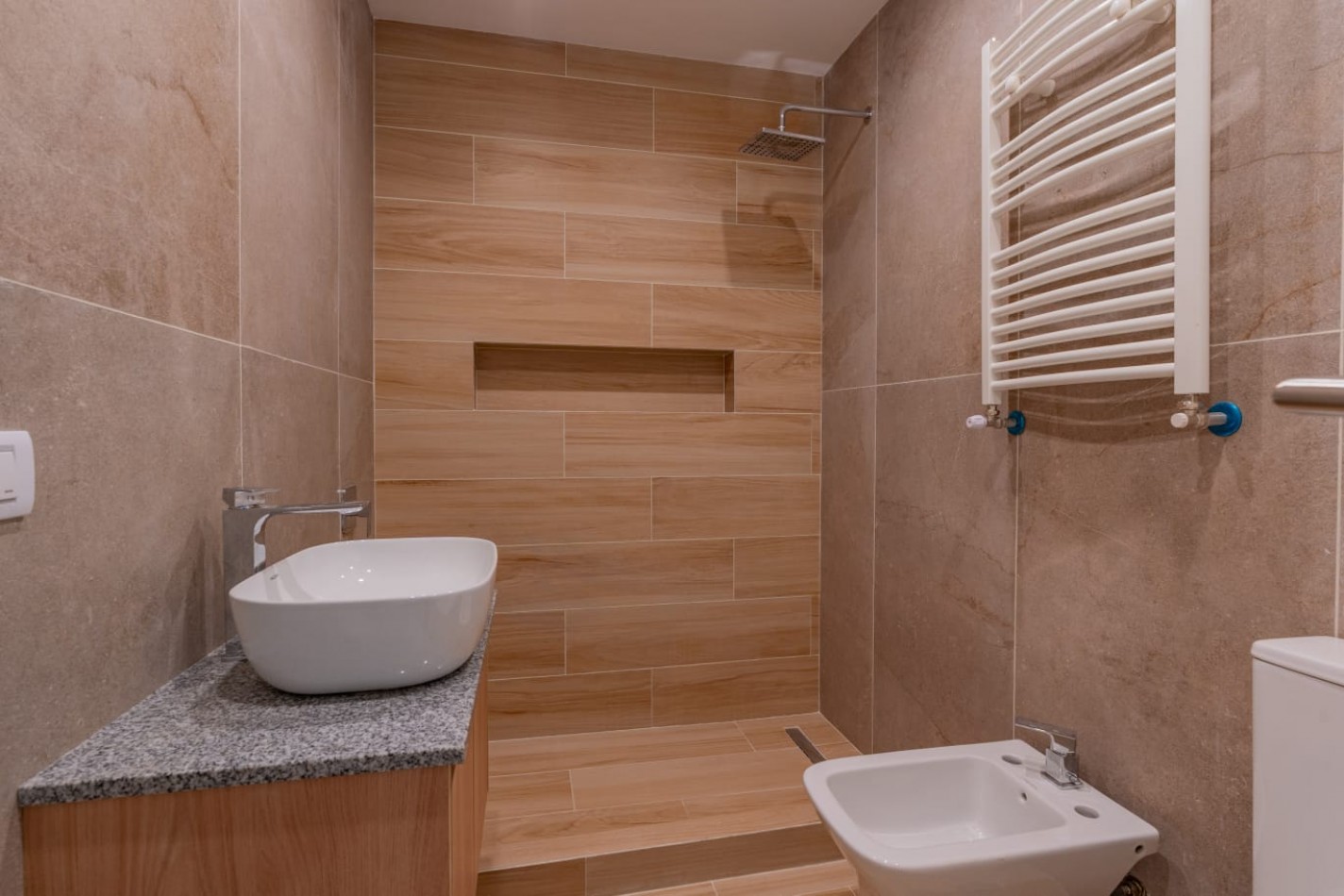 Venta dpto tres ambientes a frente c/ balcon saliente. Falucho al 1700