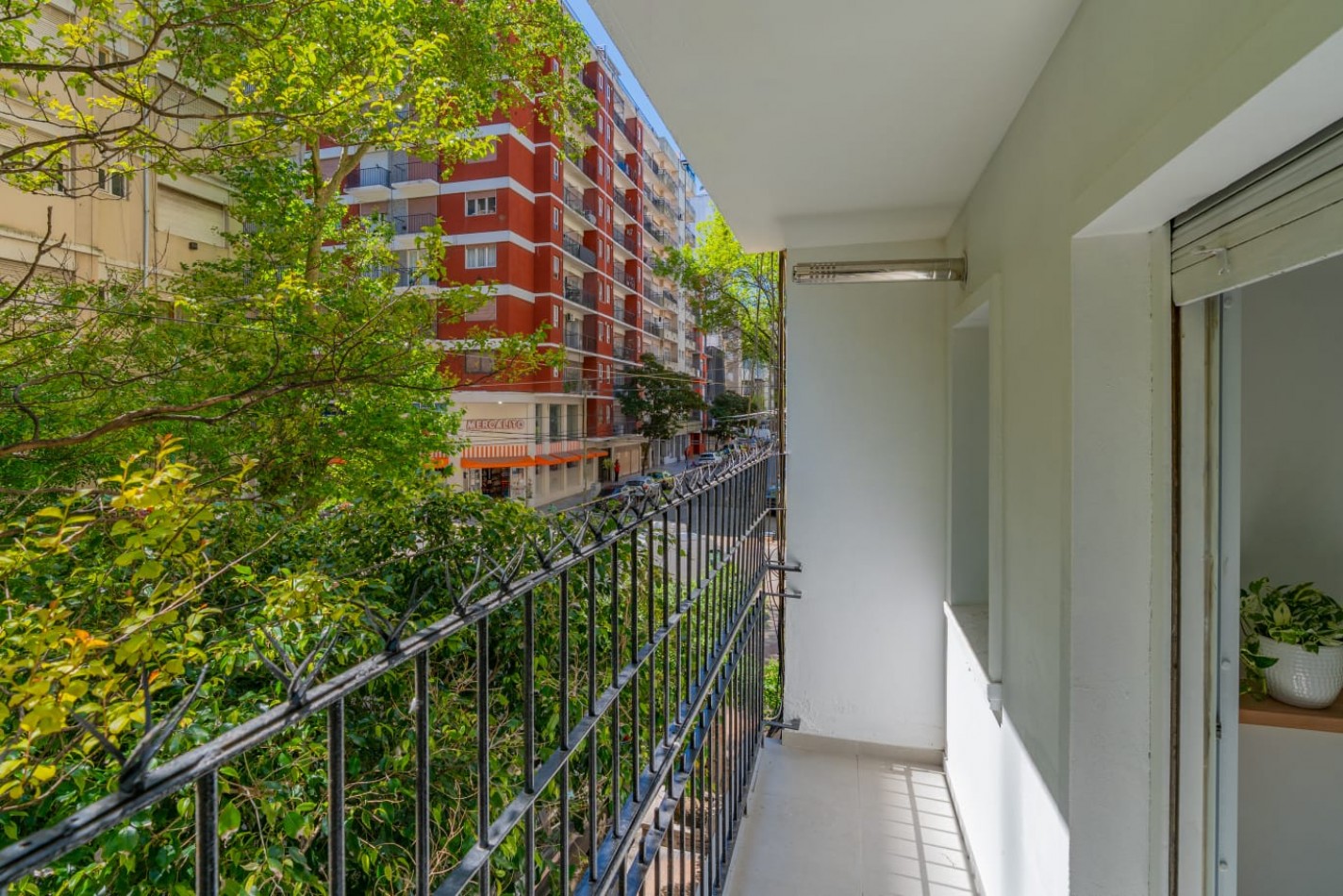 Venta dpto tres ambientes a frente c/ balcon saliente. Falucho al 1700