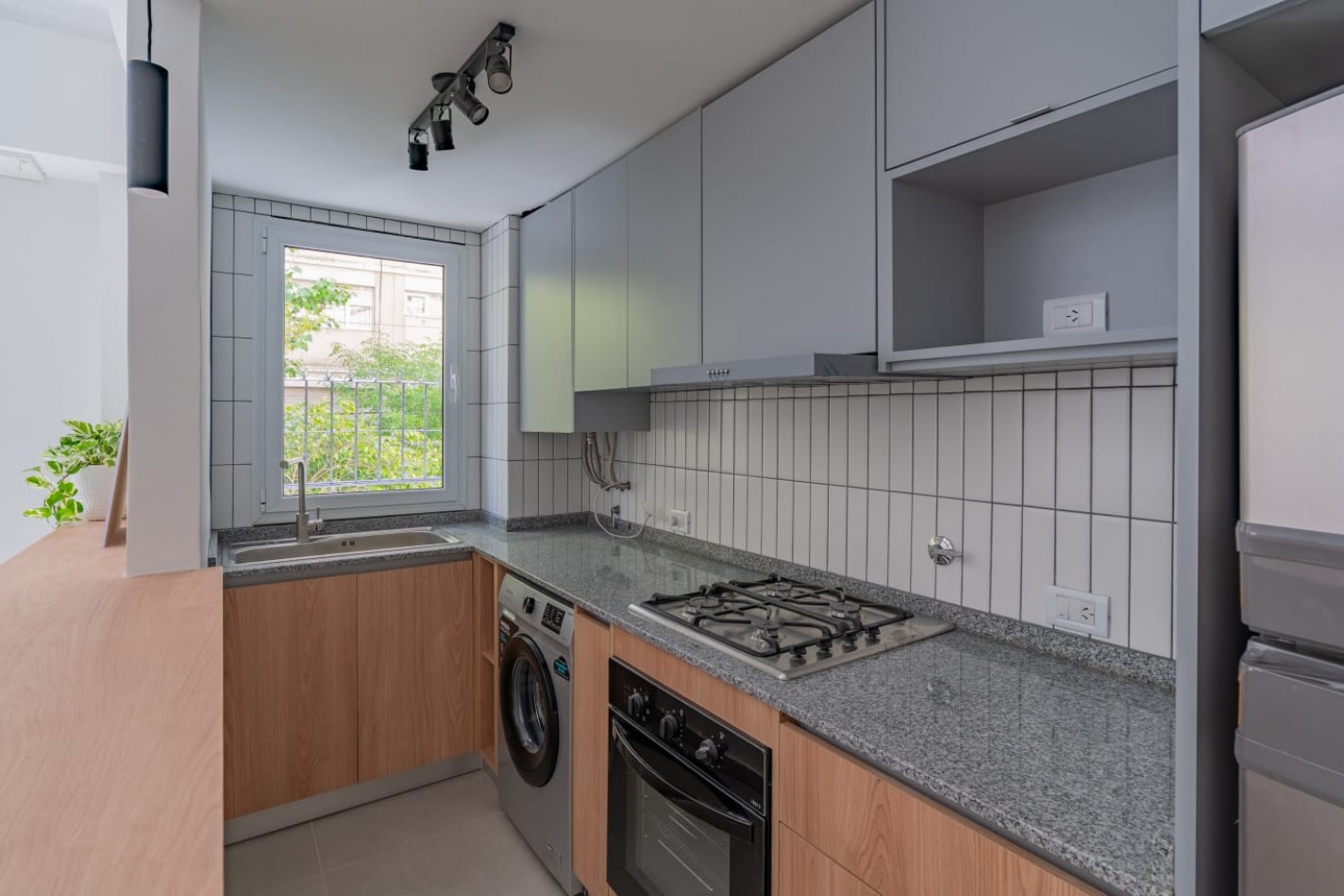 Venta dpto tres ambientes a frente c/ balcon saliente. Falucho al 1700