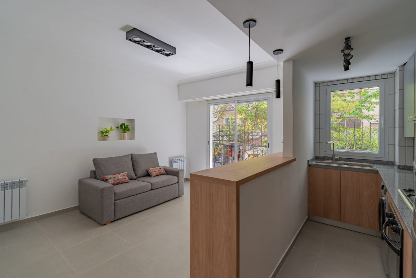 Venta dpto tres ambientes a frente c/ balcon saliente. Falucho al 1700