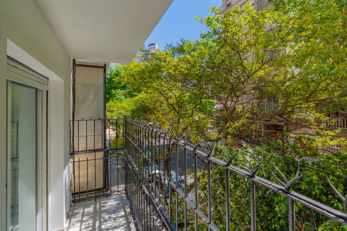 Venta dpto tres ambientes a frente c/ balcon saliente. Falucho al 1700