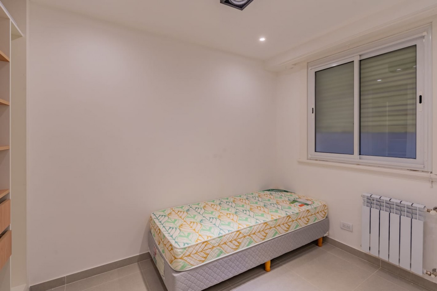 Venta dpto tres ambientes a frente c/ balcon saliente. Falucho al 1700