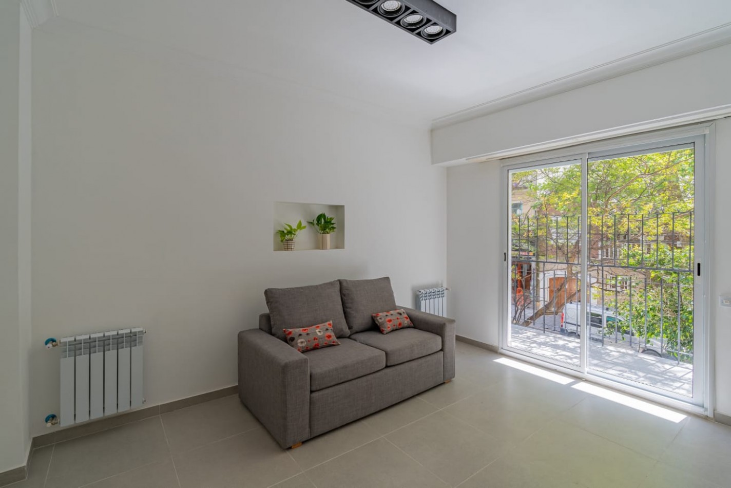 Venta dpto tres ambientes a frente c/ balcon saliente. Falucho al 1700