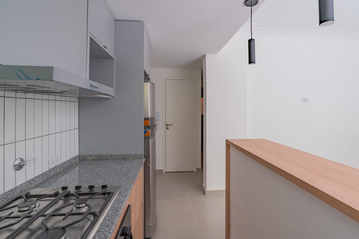Venta dpto tres ambientes a frente c/ balcon saliente. Falucho al 1700