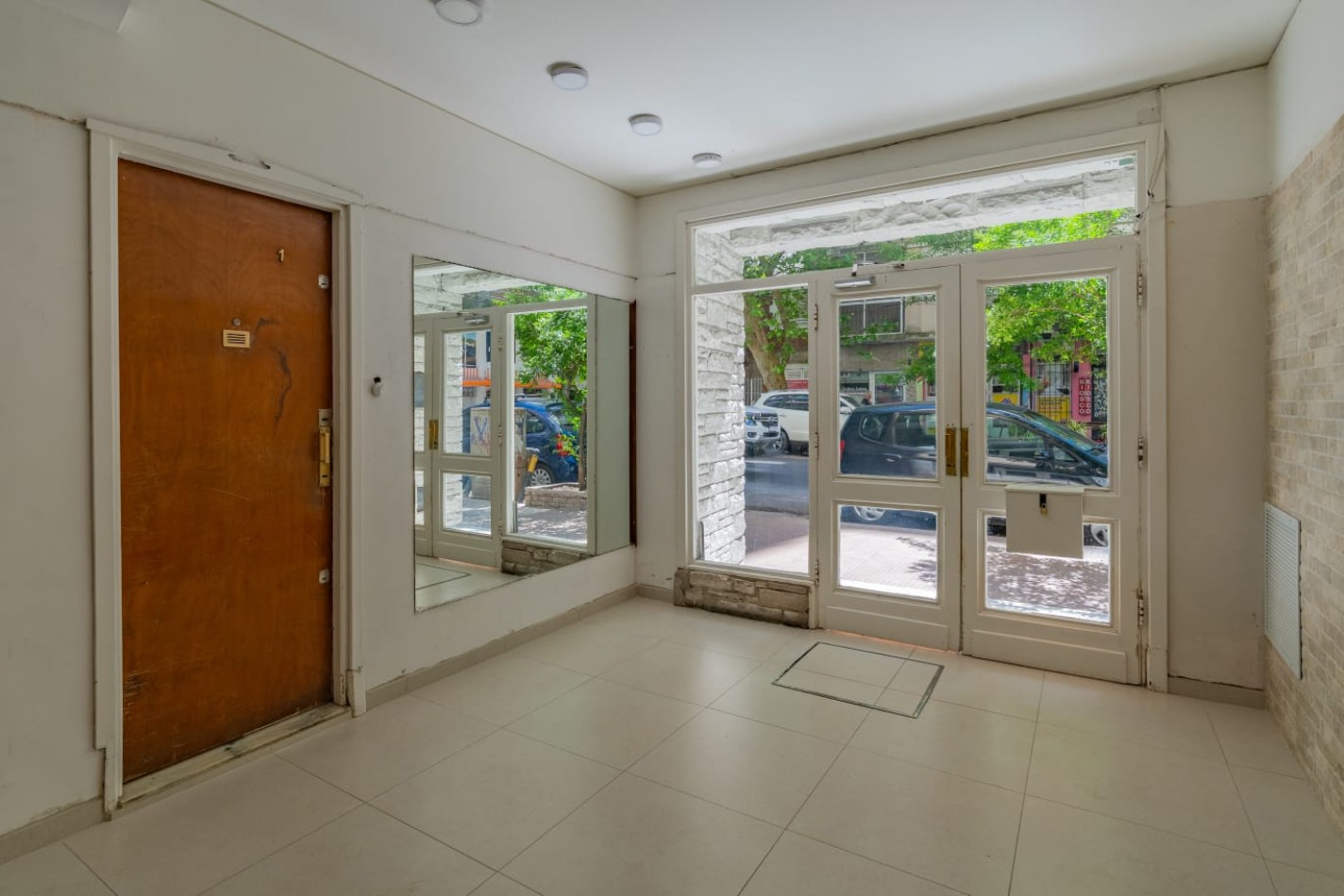 Venta dpto tres ambientes a frente c/ balcon saliente. Falucho al 1700