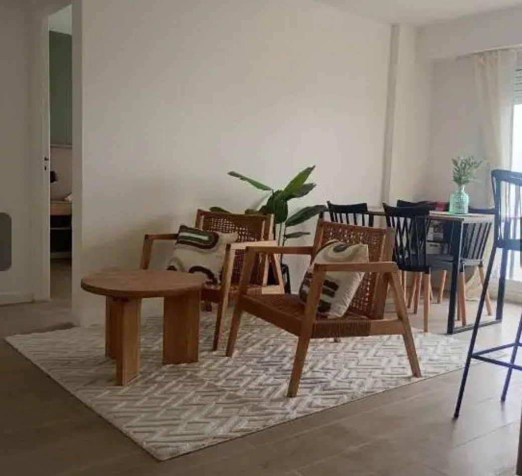 Venta dpto dos ambientes, reciclado y amoblado. Vista plena a plaza Colon y el mar.