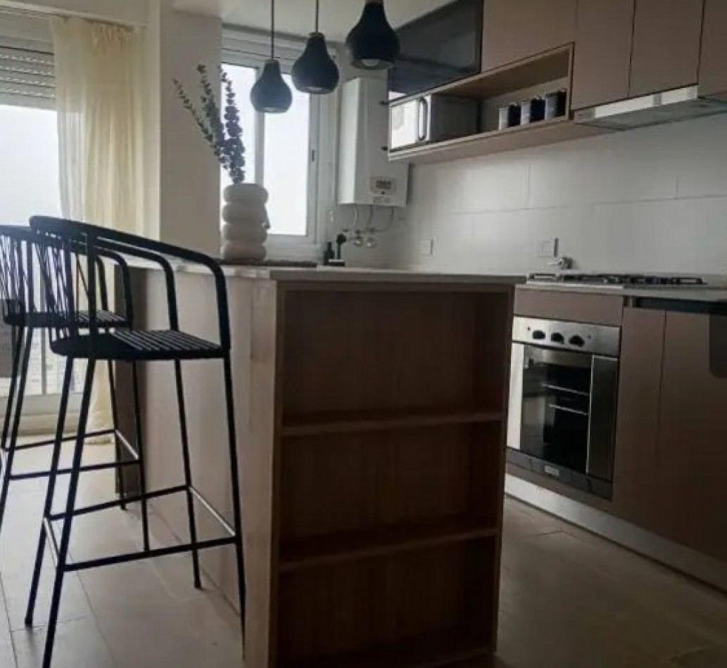 Venta dpto dos ambientes, reciclado y amoblado. Vista plena a plaza Colon y el mar.