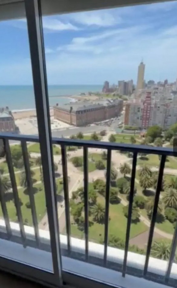 Venta dpto dos ambientes, reciclado y amoblado. Vista plena a plaza Colon y el mar.