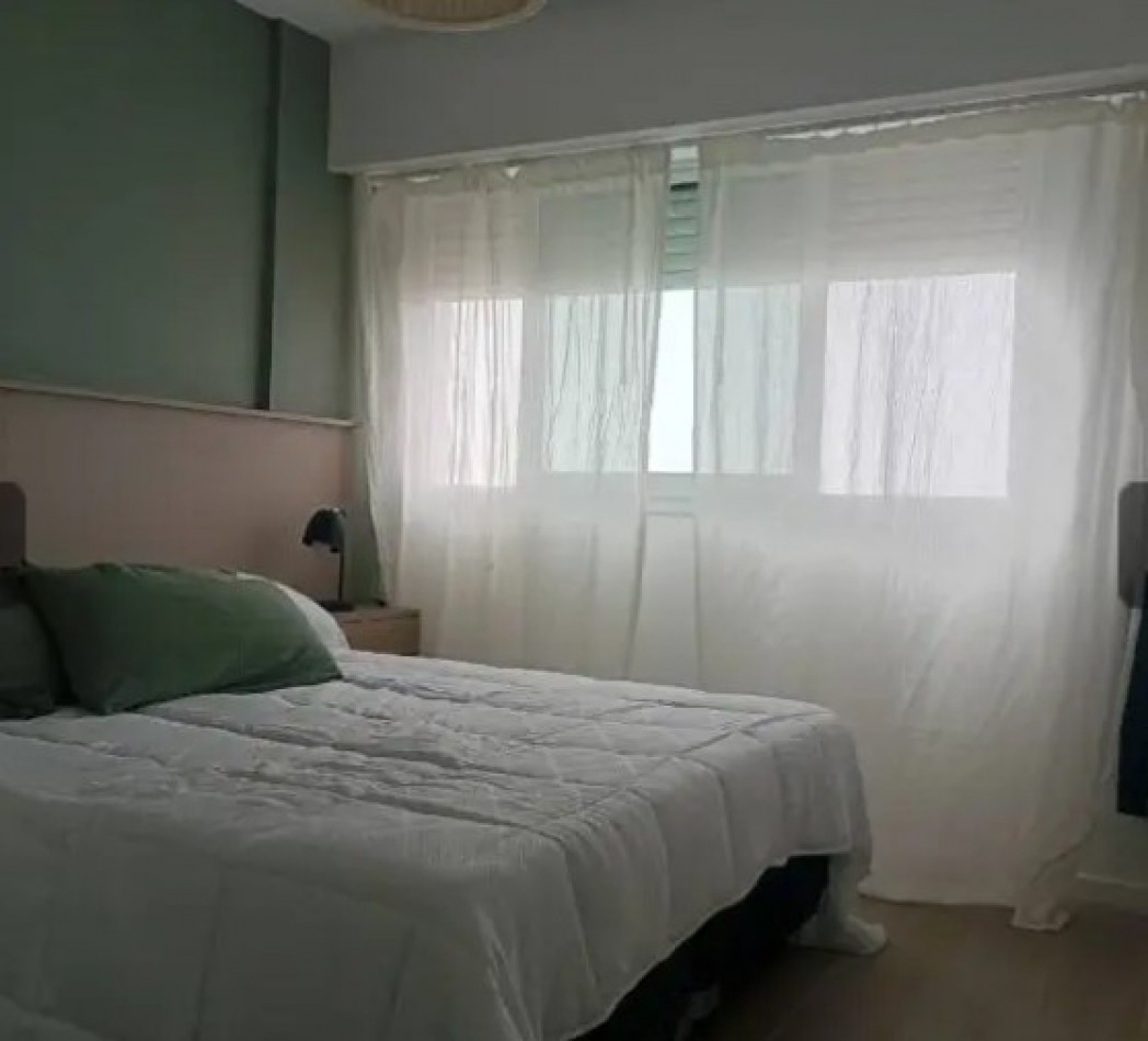 Venta dpto dos ambientes, reciclado y amoblado. Vista plena a plaza Colon y el mar.