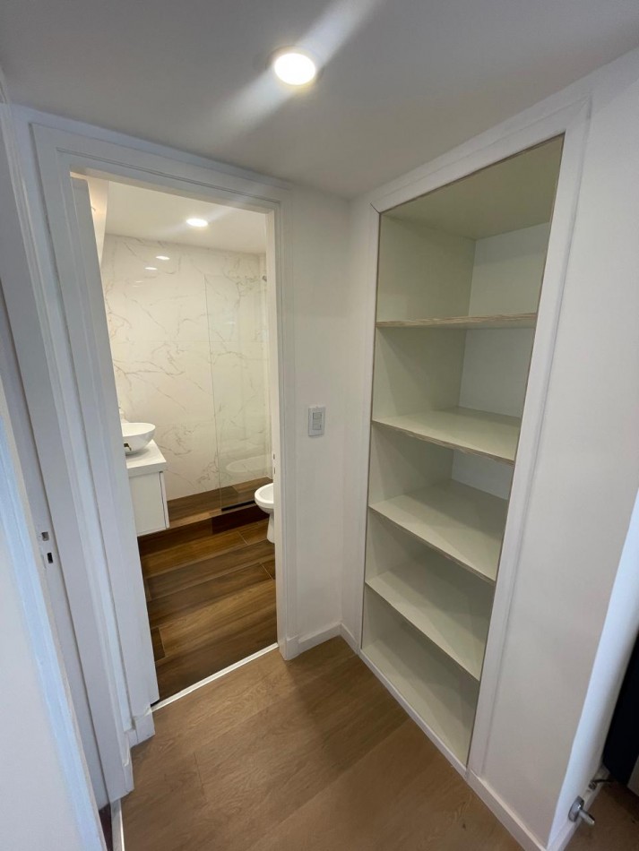 Venta dpto dos ambientes Reciclado y Amoblado c/ patio. Rivadavia 2700 