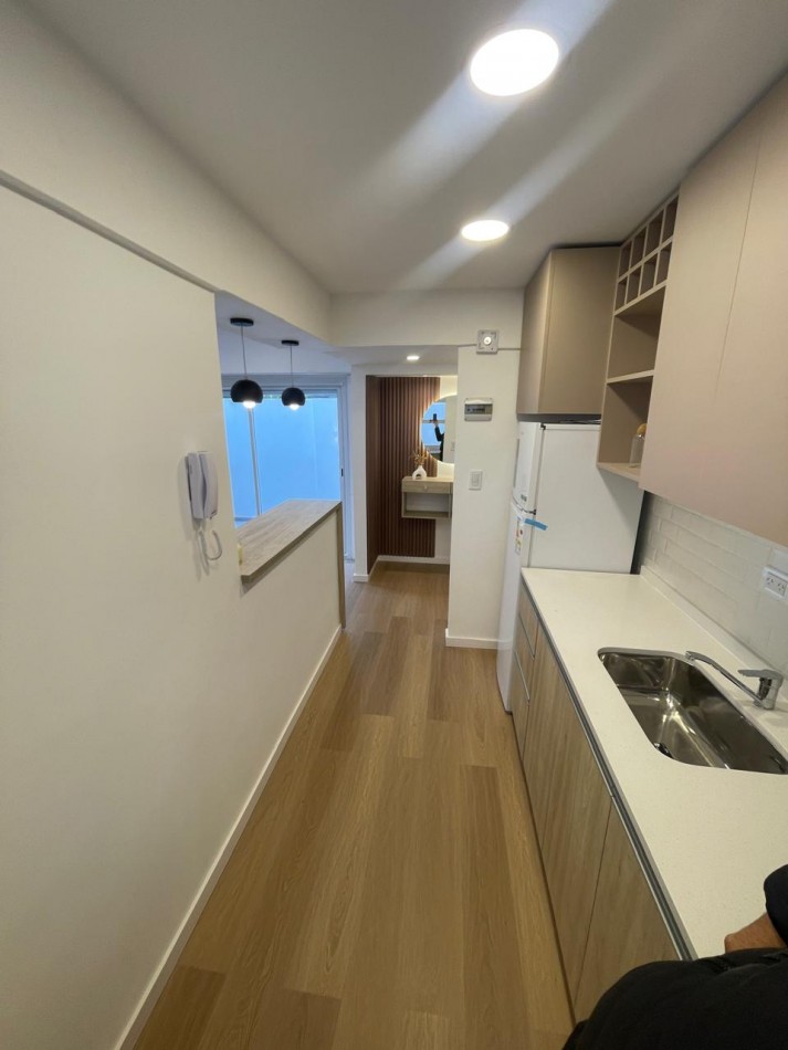 Venta dpto dos ambientes Reciclado y Amoblado c/ patio. Rivadavia 2700 