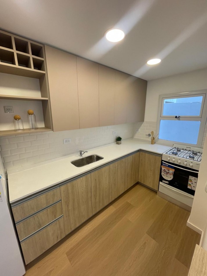 Venta dpto dos ambientes Reciclado y Amoblado c/ patio. Rivadavia 2700 