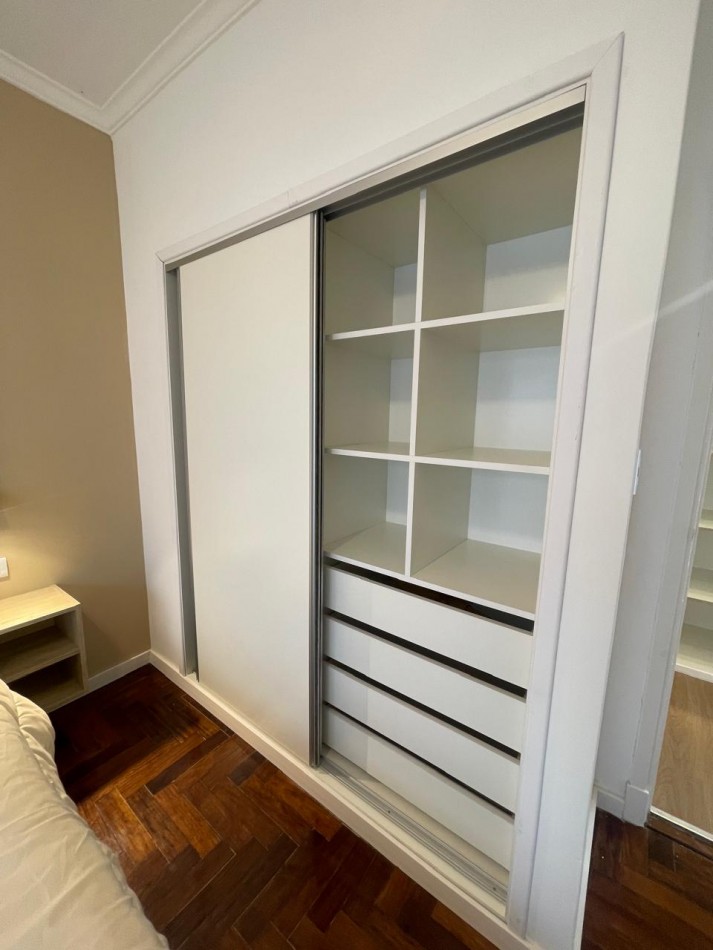Venta dpto dos ambientes Reciclado y Amoblado c/ patio. Rivadavia 2700 