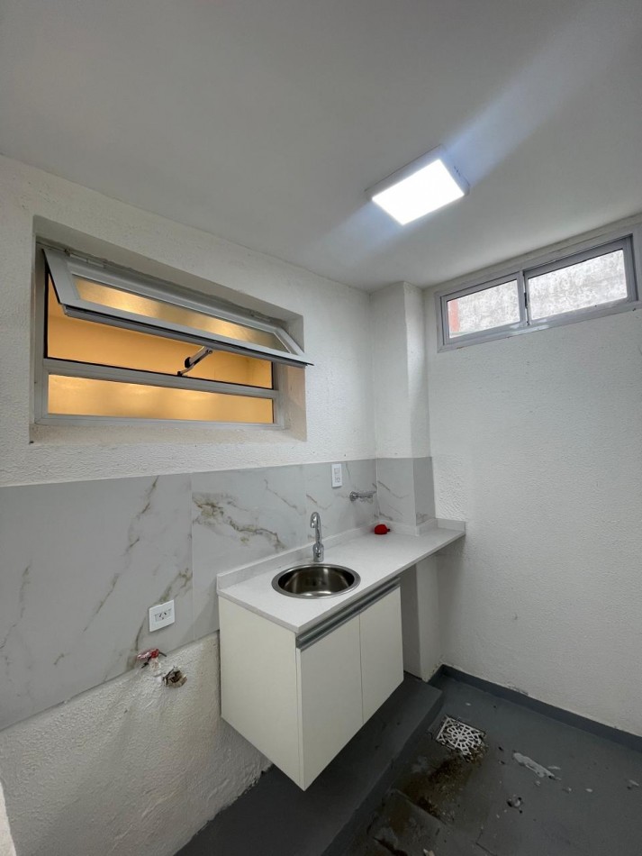 Venta dpto dos ambientes Reciclado y Amoblado c/ patio. Rivadavia 2700 