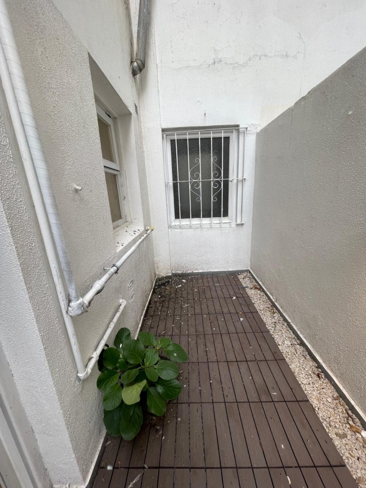 Venta dpto dos ambientes Reciclado y Amoblado c/ patio. Rivadavia 2700 