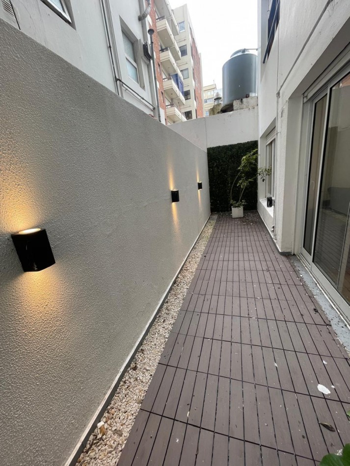 Venta dpto dos ambientes Reciclado y Amoblado c/ patio. Rivadavia 2700 